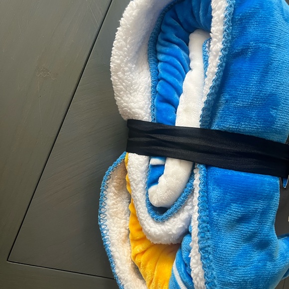 Chargers Sherpa throw blanket NWT - Picture 5 of 5